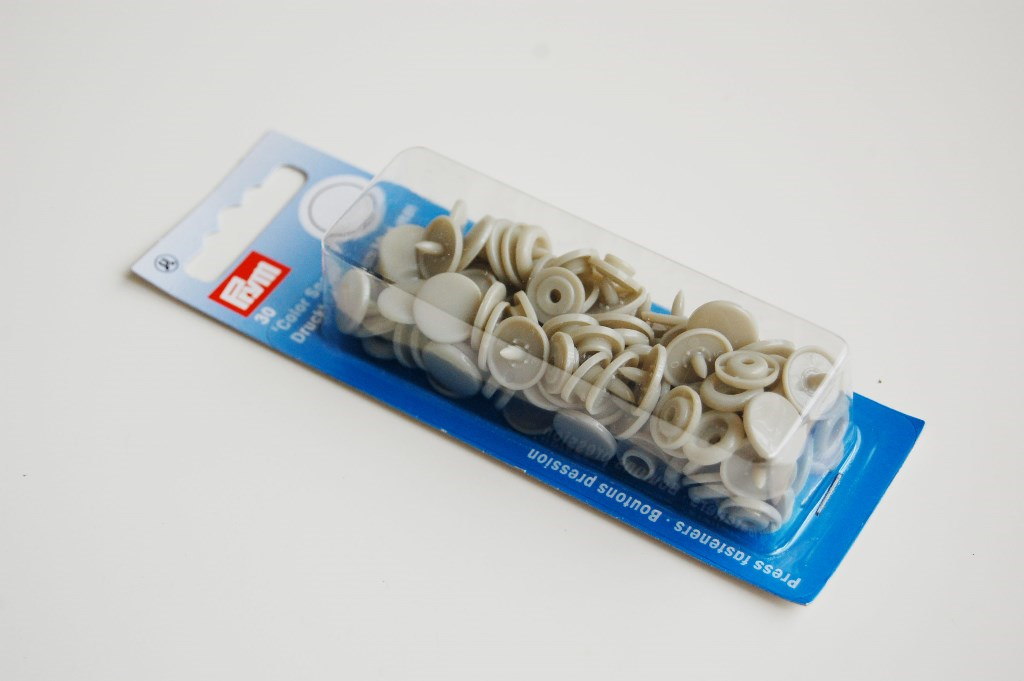 Plastmasas spiedpogas - Apaļas - Bēšas - Ø12.4 mm - 30 gab