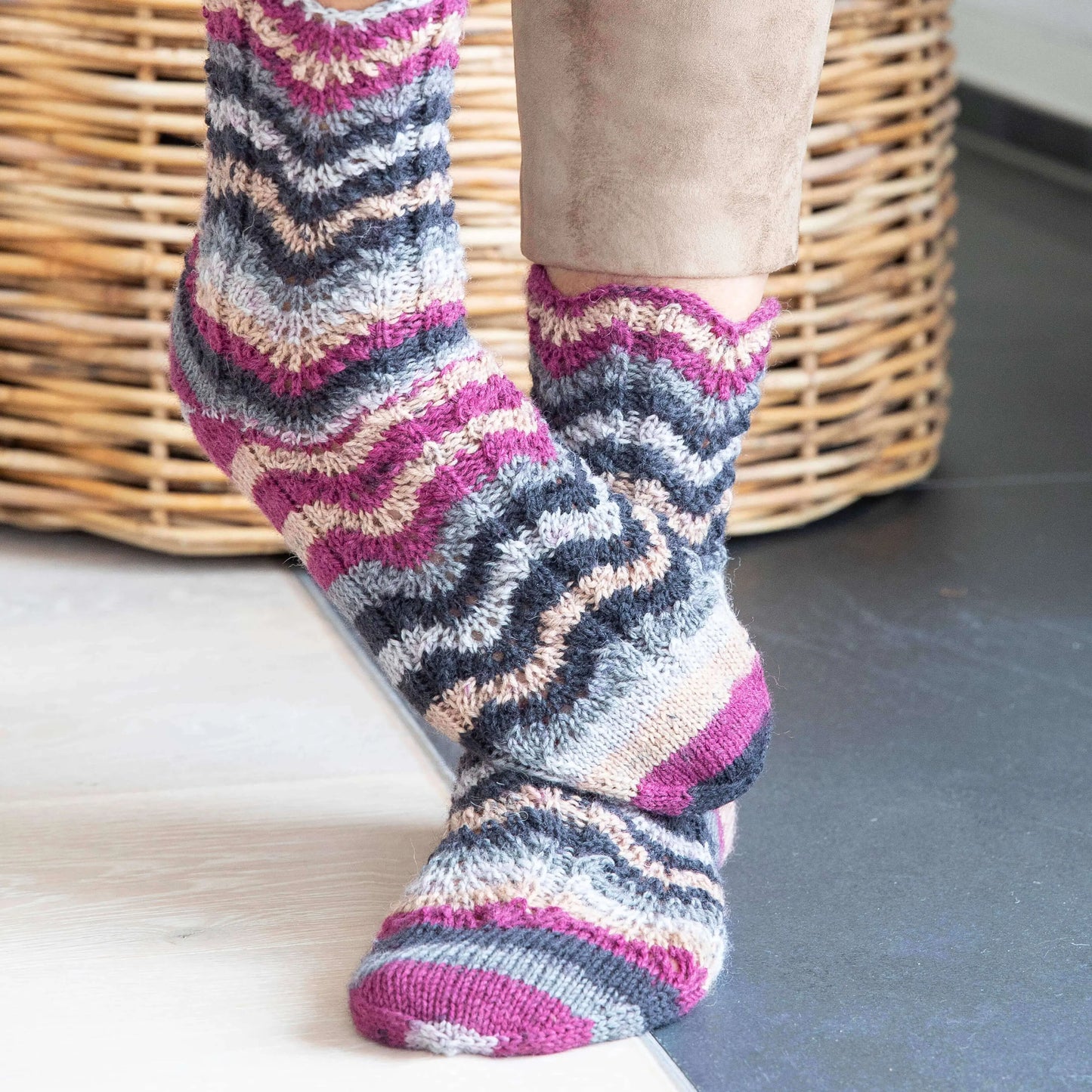 Hot Socks COLOR Gründl 4-diegu zeķu dzija 50g #408 " Cildenu krāsu mikss"