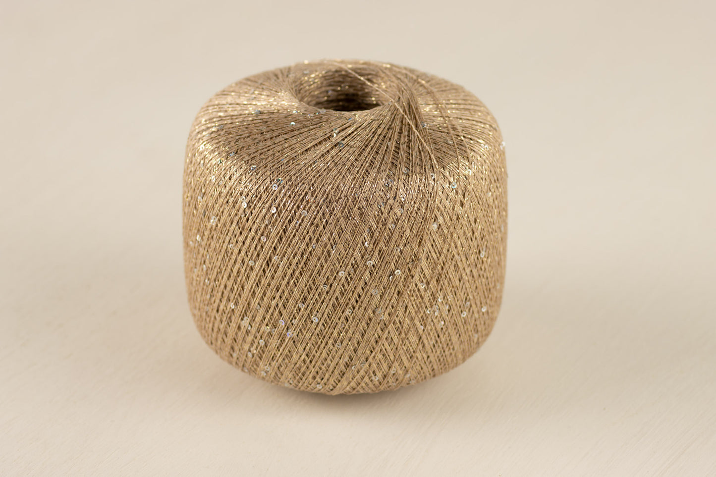 Sequin /Midara/ #820 1350 m "Gaiša zelta karamele-varavīksnes fliteri"