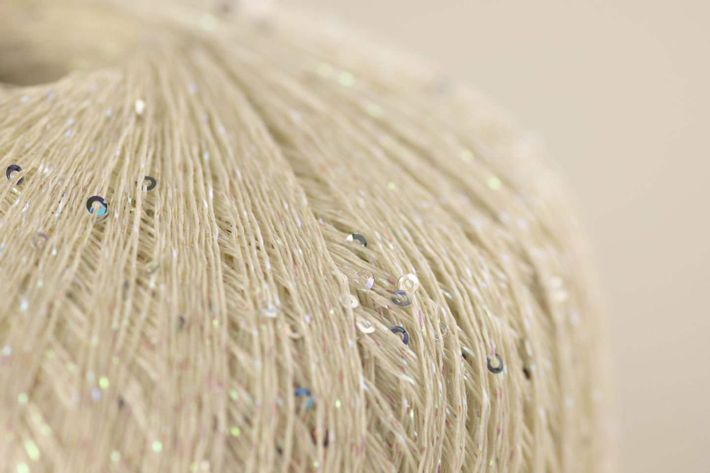 Sequin /Midara/ #020 1350 m "Piena balts-varavīksnes fliteri"