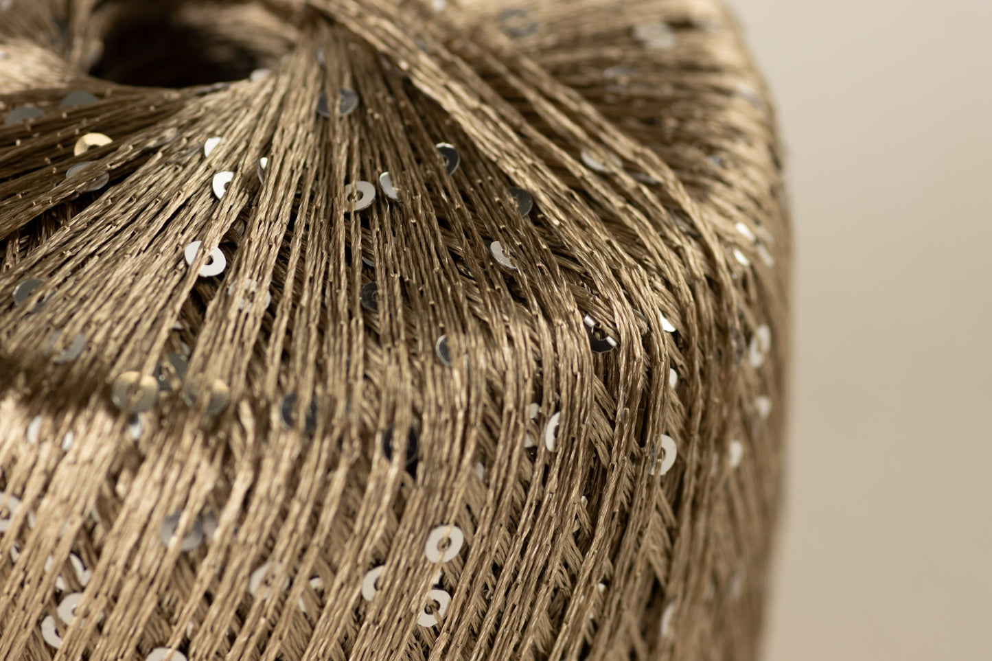 Sequin /Midara/ #884 "Gaiši brūns/bēšs-sudraba fliteri"