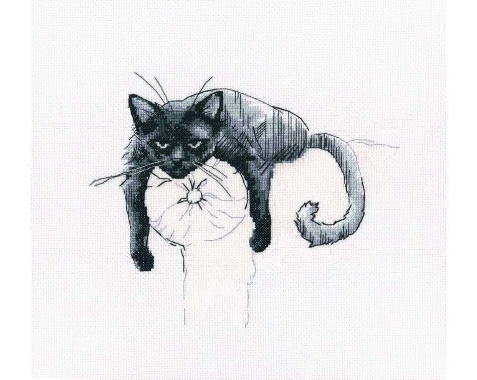 Starp melniem kaķiem II - izšūšanas komplekts /RTO/ 22.5 x 18.5 cm
