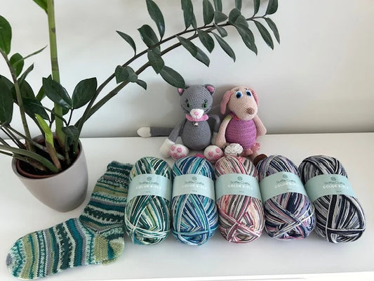 ZEĶU ADĪTĀJU KOMPLEKTS - Soffie Crafts Color 8-diegu zeķu dzija krāsu izlase 5 x 150g + Zeķu adāmadatas||20 cm ZING KnitPro